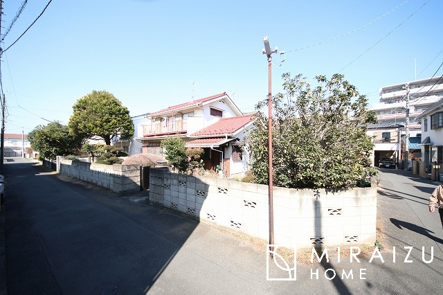 【前面道路含む現地写真】 | お車の運転に自信のない方でも安心かなと思います。とても解放感があり、日当たりも気持ちよさそうです。

