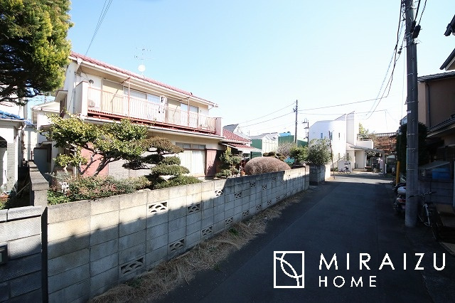 【前面道路含む現地写真】 | 通勤や家族の送迎など、毎日の生活にマイカーが欠かせない方にとって駐車場は大事な条件。敷地内にカースペースがあれば、お出かけやお買い物の際の搬入出も楽々です。
