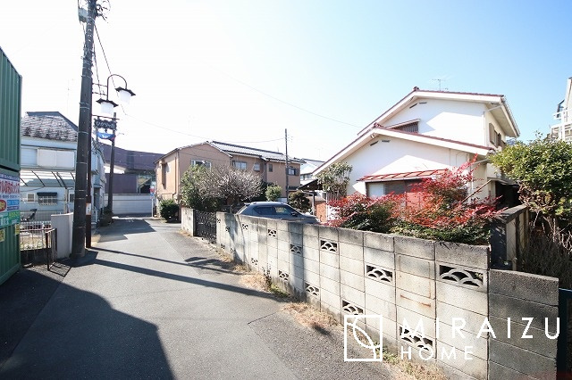 【前面道路含む現地写真】 | ＼静かな環境で落ち着いた暮らしをご希望のお客様／広さと価格のバランスの良いマイホーム！近隣施設にも恵まれ立地！詳細、ご見学希望・資料請求ミライズホームお気軽にお問合せ下さい♪
