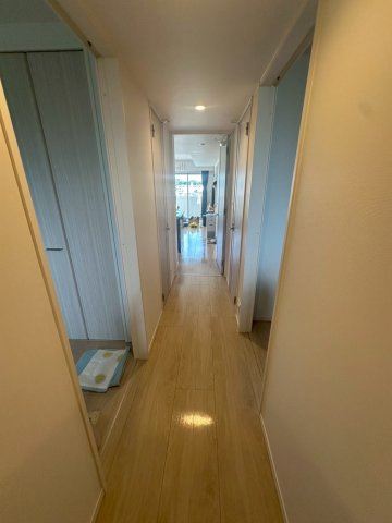 豊見城市字豊見城の中古マンションの洋室|玄関からリビングへつづく廊下