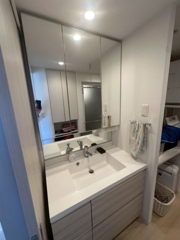 豊見城市字豊見城の中古マンションの独立洗面台|デザインと収納力、使い勝手のいい三面鏡付き洗面化粧台