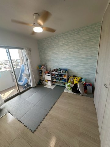 豊見城市字豊見城の中古マンションの洋室|リビングに隣接する洋室／アクセントクロス＆収納力抜群のクローゼット付き