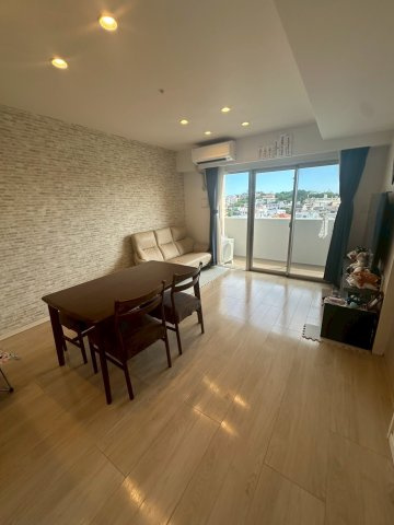 豊見城市字豊見城の中古マンションの居間・リビング|明るく広々としたLDK