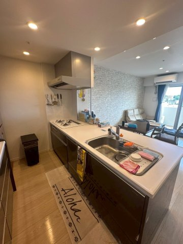 豊見城市字豊見城の中古マンションのキッチン|コミュニケーションの取りやすい対面式システムキッチン