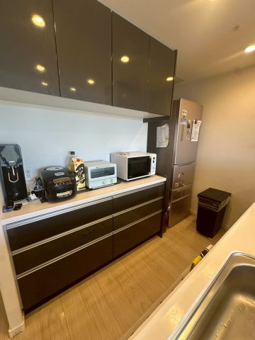 豊見城市字豊見城の中古マンションのキッチン|奥行があり家事が捗る対面キッチン・充実の背面収納