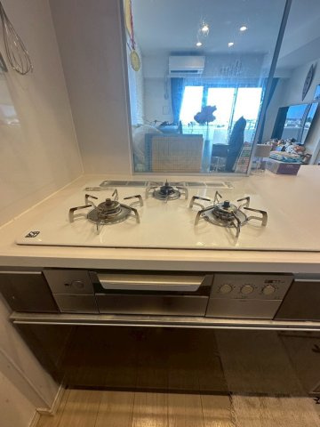 豊見城市字豊見城の中古マンションのキッチン|ガスコンロ３口