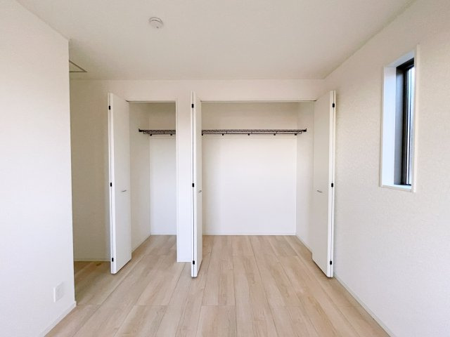 新築戸建・建売　郡山市大槻町字三角田　CRADLE GARDEN　全5棟の収納|2面採光で明るい洋室です！ホワイト基調の爽やか空間からインナーバルコニーにも出られます♪