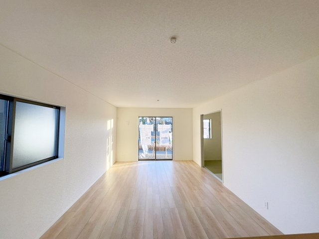 新築戸建・建売　郡山市大槻町字三角田　CRADLE GARDEN　全5棟の居間・リビング|ホワイトを基調とした明るく開放的なLDKです！