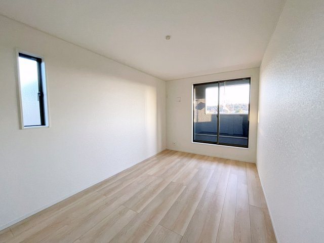 新築戸建・建売　郡山市大槻町字三角田　CRADLE GARDEN　全5棟の洋室|2面採光で明るい洋室です！ホワイト基調の爽やか空間からインナーバルコニーにも出られます♪