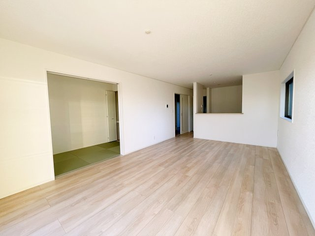 新築戸建・建売　郡山市大槻町字三角田　CRADLE GARDEN　全5棟の居間・リビング|白を基調とした内装は空間を広く見せナチュラルで洗練された印象を与えます♪