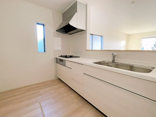 新築戸建・建売　郡山市大槻町字三角田　CRADLE GARDEN　全5棟のキッチン|明るいホワイトトーンの対面式キッチンで、料理中もリビングの様子が見えて安心です♪