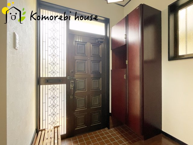 鴻巣市宮前　中古一戸建ての玄関|明るい玄関です
