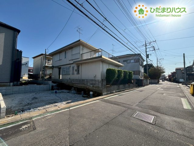 鴻巣市小松4期　新築戸建　グラファーレ02の前面道路含む現地写真