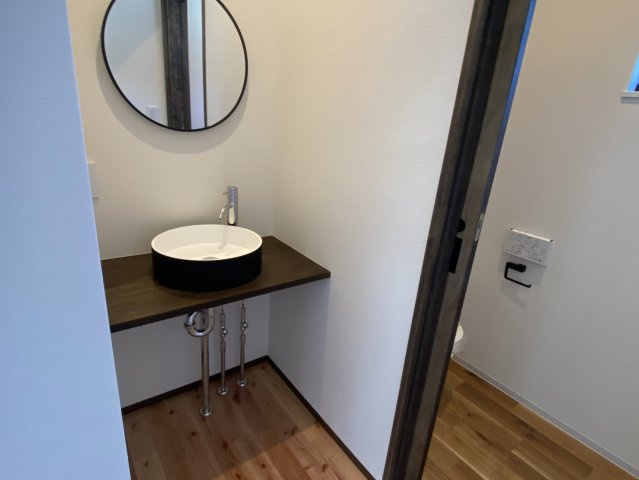 西条市福武甲　中古住宅の洗面所