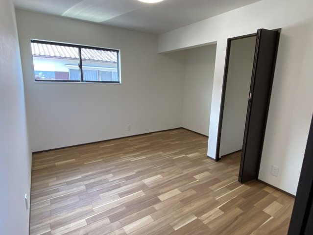 西条市福武甲　中古住宅の洋室