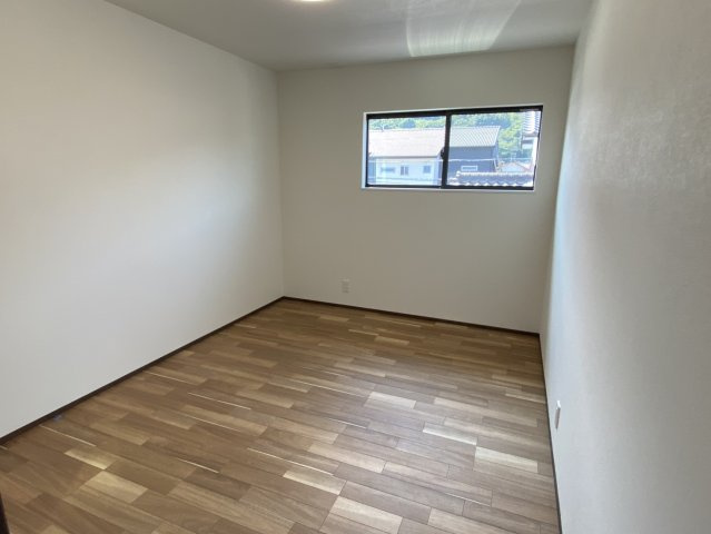 西条市福武甲　中古住宅の洋室