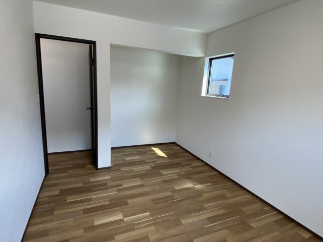 西条市福武甲　中古住宅の洋室