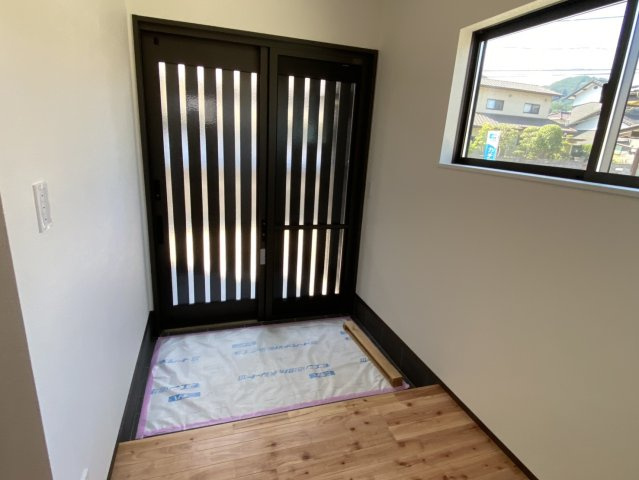 西条市福武甲　中古住宅の玄関