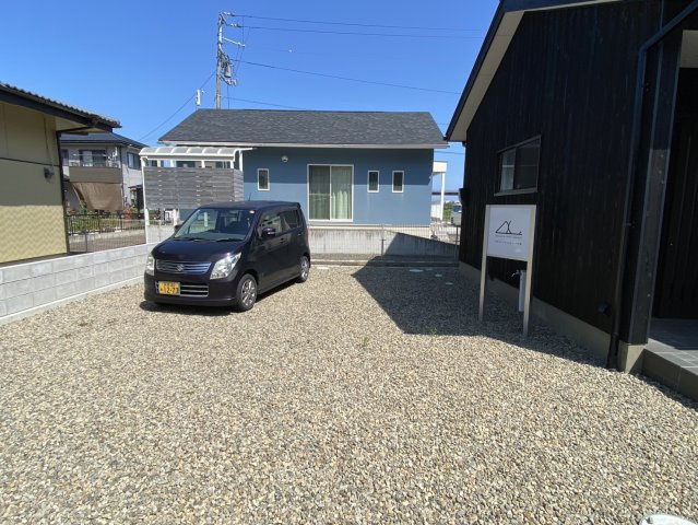 西条市福武甲　中古住宅の駐車場