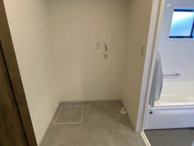 西条市福武甲　中古住宅のランドリースペース