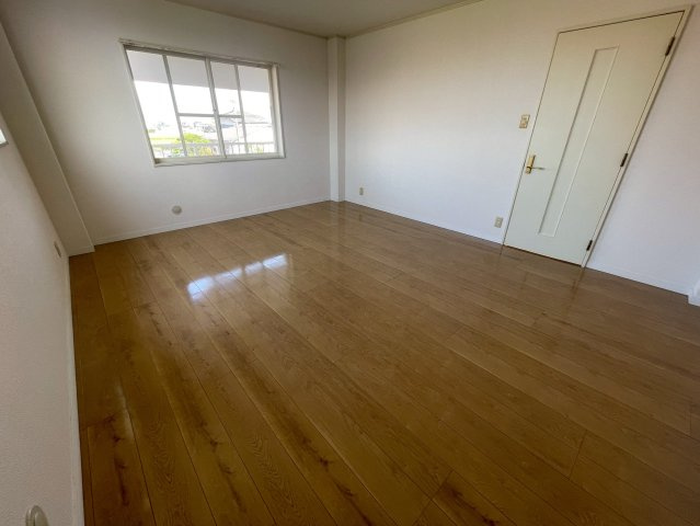 【居間・リビング】 | ファミールHIRO C | 窓からこぼれる優しい日差し