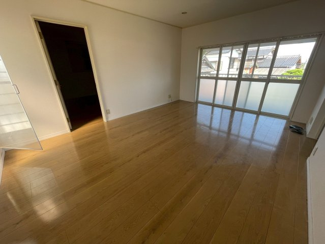 【居間・リビング】 | ファミールHIRO C | 大きな窓から光が差し込む、心地良い空間