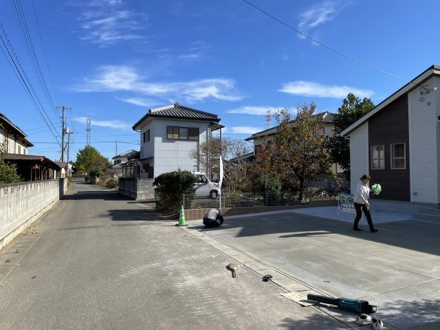 【前面道路含む現地写真】 | 本庄市今井　ブルーミングガーデン　新築戸建　全1棟　1号棟