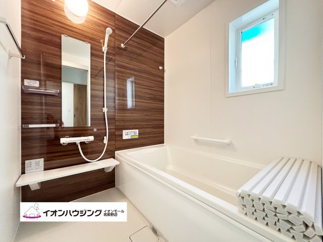 お風呂：一日の疲れをゆっくり癒せるのびのび浴槽。心身ともにリラックスできます♪
ゆったりとした浴室でリラックスタイムをお楽しみください！
