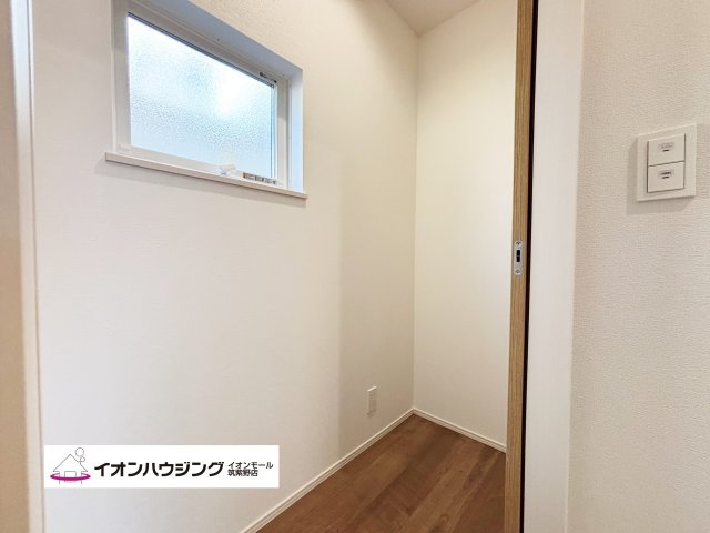 白を基調とした清潔感のあるウォシュレット付きトイレ♪