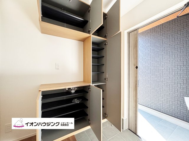 「お帰りなさい」が日常へ
家に帰るとまず目につくのがマイホーム・玄関です。
玄関を開けると家族の笑顔が・・・お帰りなさいが日常に。