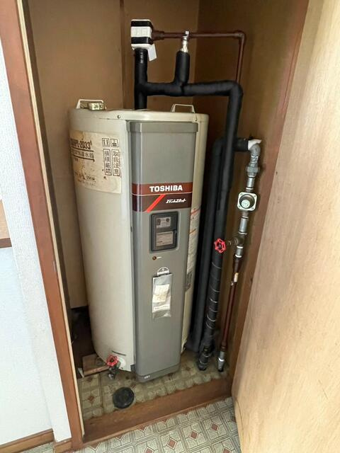 浴室横に電気温水器があります。