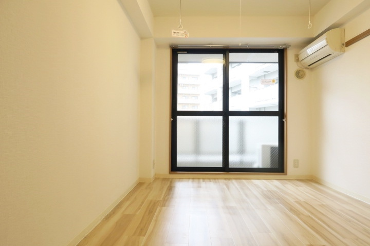 アクシーズⅦの居間・リビング|★明るい日差しが入る洋室６．７帖の居室です。★