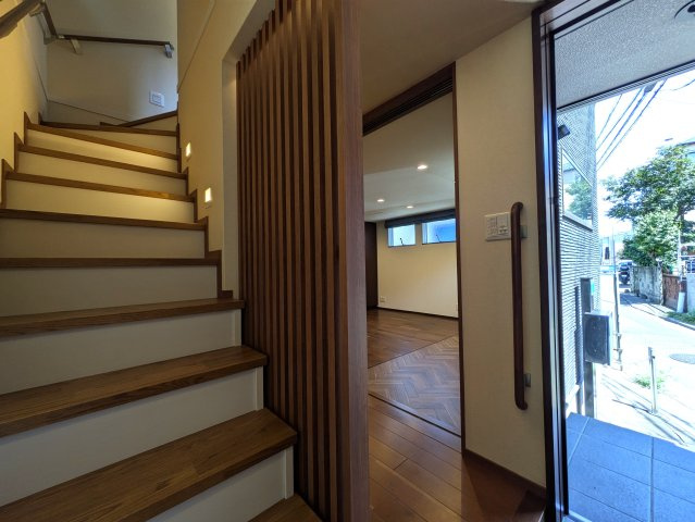 住林の注文住宅な【緑区鴨居町】中古戸建の玄関|落ち着いた玄関です