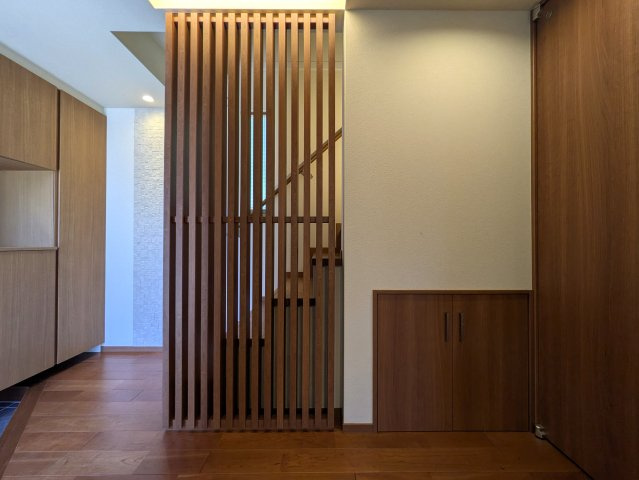 住林の注文住宅な【緑区鴨居町】中古戸建の玄関|毎日通る玄関はこちらです