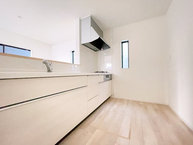 新築戸建・建売　郡山市大槻町字三角田　CRADLE GARDEN　全5棟のキッチン|明るいホワイトトーンの対面式キッチンで、料理中もリビングの様子が見えて安心です♪