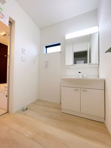 新築戸建・建売　郡山市大槻町字三角田　CRADLE GARDEN　全5棟の独立洗面台|三面鏡タイプの独立洗面台で、身だしなみチェックも収納力も◎洗面まわりもすっきり清潔に保てます！