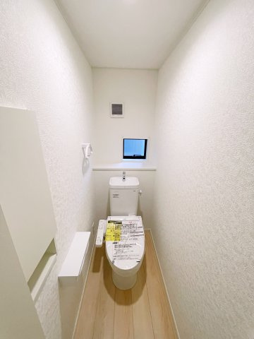 新築戸建・建売　郡山市大槻町字三角田　CRADLE GARDEN　全5棟のトイレ|小窓付きで自然光が入る明るくて爽やかなトイレ空間です！