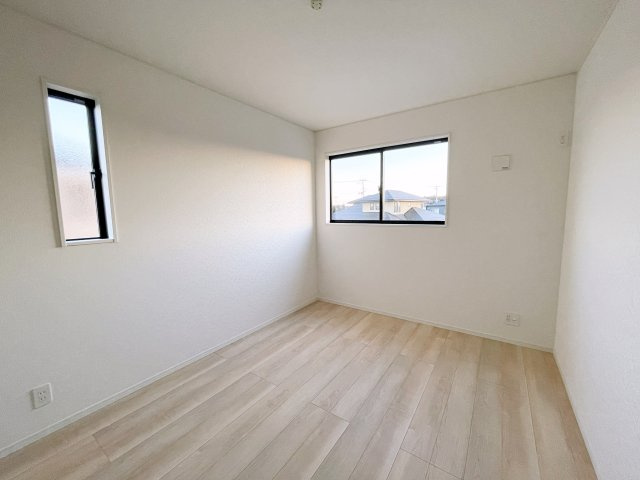 新築戸建・建売　郡山市大槻町字三角田　CRADLE GARDEN　全5棟の洋室|ナチュラルな光が差し込む2面採光の洋室です！ホワイト基調で清楚感たっぷり♪