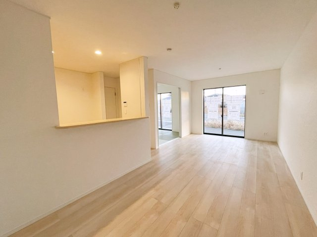 新築戸建・建売　郡山市大槻町字三角田　CRADLE GARDEN　全5棟の居間・リビング|ホワイトを基調とした明るく開放的なLDKです！