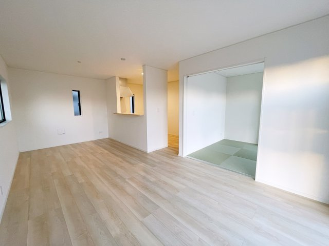 新築戸建・建売　郡山市大槻町字三角田　CRADLE GARDEN　全5棟の居間・リビング|ホワイトを基調とした明るく開放的なLDKです！