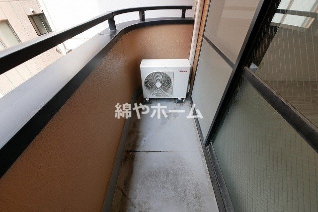 インターナショナル玉造のバルコニー|外からの目が気にならないバルコニーで洗濯物が干せます