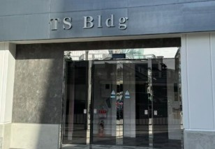 TSビル　のエントランス