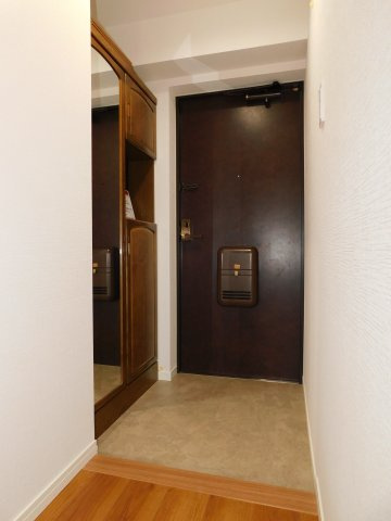 名古屋市南区豊田３丁目の中古マンションの玄関|◇玄関◇　　収納完備で玄関がスッキリと片付きます♪