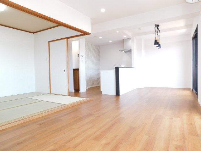 名古屋市南区豊田３丁目の中古マンションの居間・リビング|◇リビング◇　　南面で明るいリビング約１５．５帖　和室と続き間で２１．５帖の空間になります♪　（２０２５年７月リフォーム済）