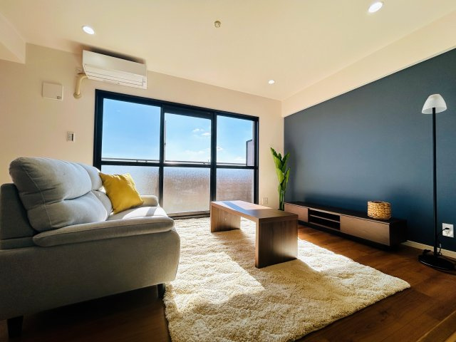 名古屋市南区豊田３丁目の中古マンションの居間・リビング|◇リビング◇　　家具付き！！　南面で明るいリビング約１５．５帖　最上階につき陽当り・眺望良好♪　（２０２５年７月リフォーム済）