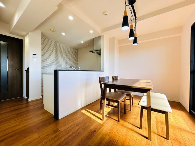 名古屋市南区豊田３丁目の中古マンションの居間・リビング|◇リビング◇　　家具付き！！　南面で明るいリビング約１５．５帖　家族がつながる対面キッチン♪　（２０２５年７月リフォーム済）