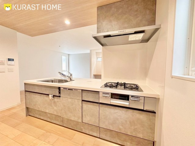 京都市西京区上桂御正町　新築戸建のキッチン