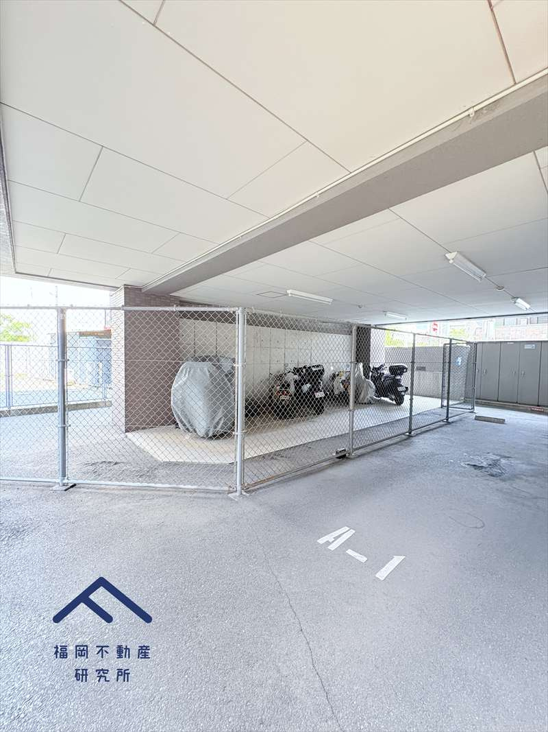 コモダス天神の駐車場