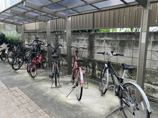 【その他共用部分】 | 屋根付き駐輪場完備！雨の日も安心して使えますよ