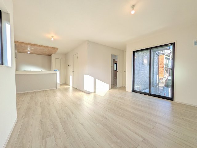 八王子市　子安町　新築一戸建て　２期の内装|～18.1帖の明るいLDKで、家族団欒の時間をお過ごしいただけます～